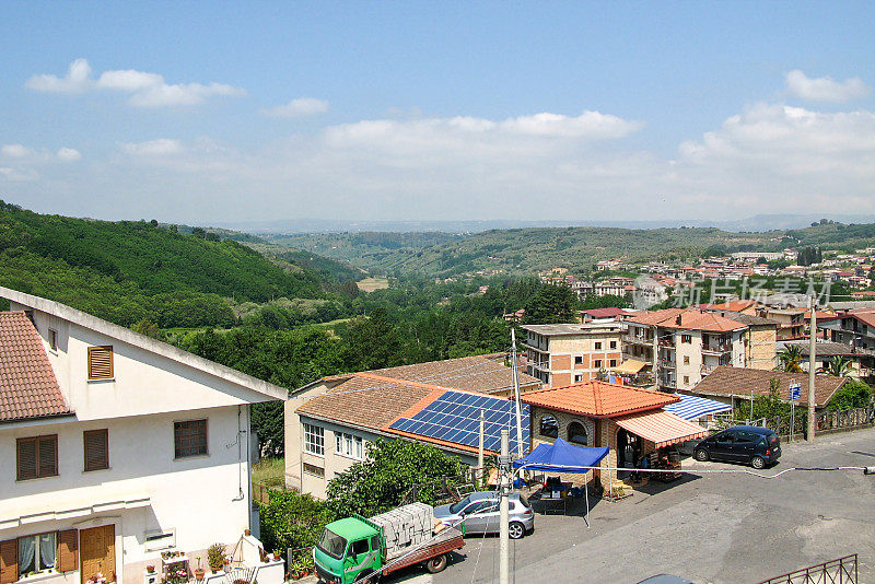 建筑，带有太阳能板的屋顶，意大利Serra San Bruno小镇的城市生活。